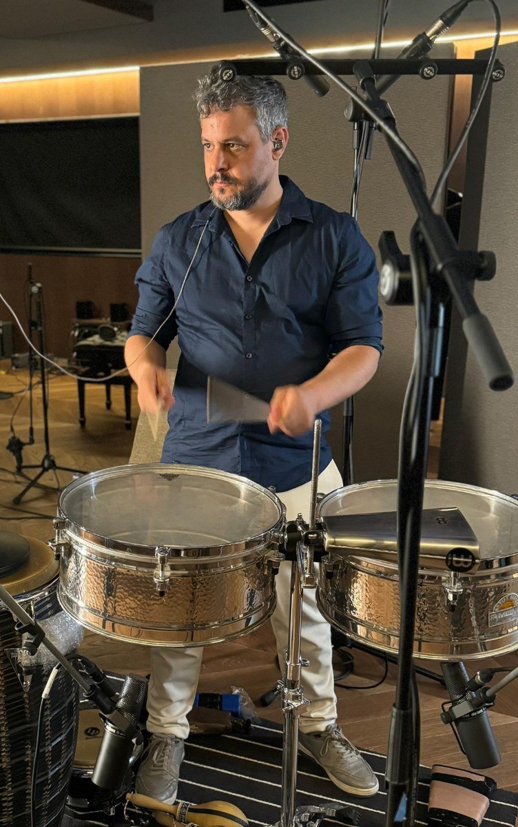 Odei Lizaso grabando timbales en estudio profesional