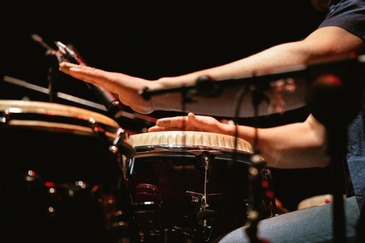 Odei Lizaso tocando congas en concierto