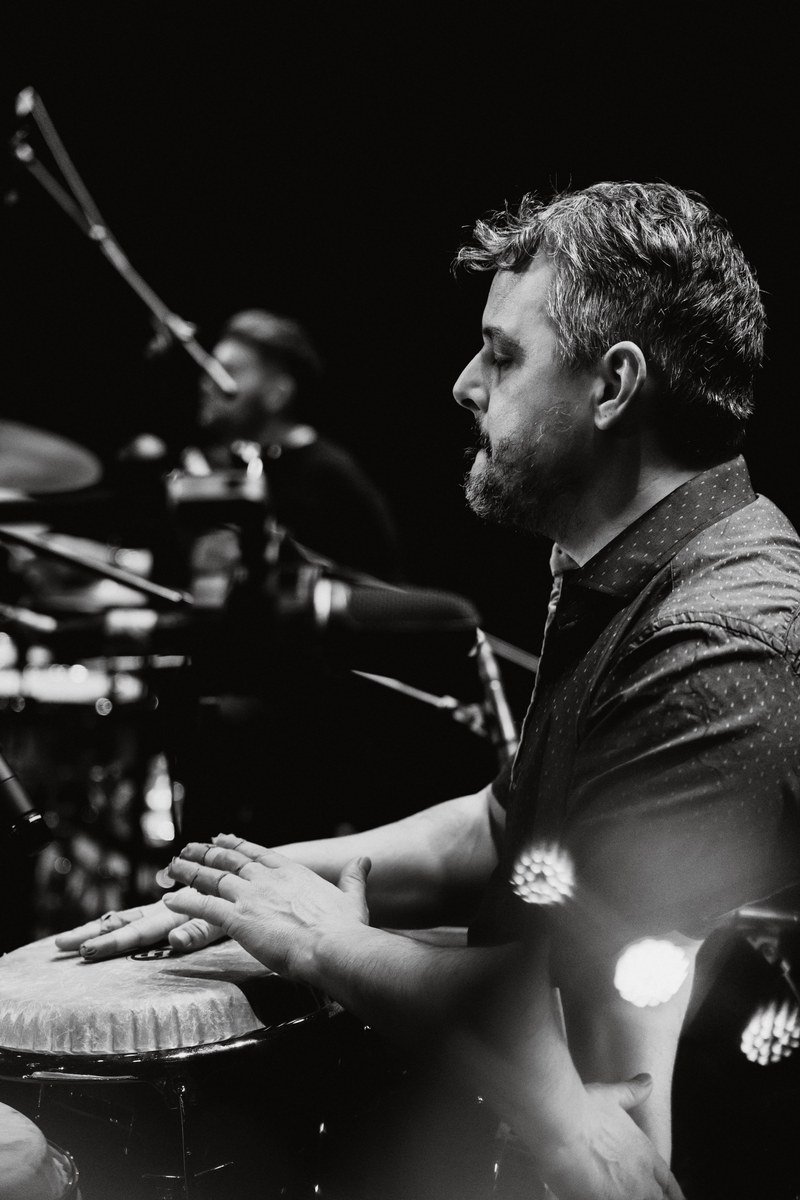 Odei Lizaso percusionista profesional en blanco y negro